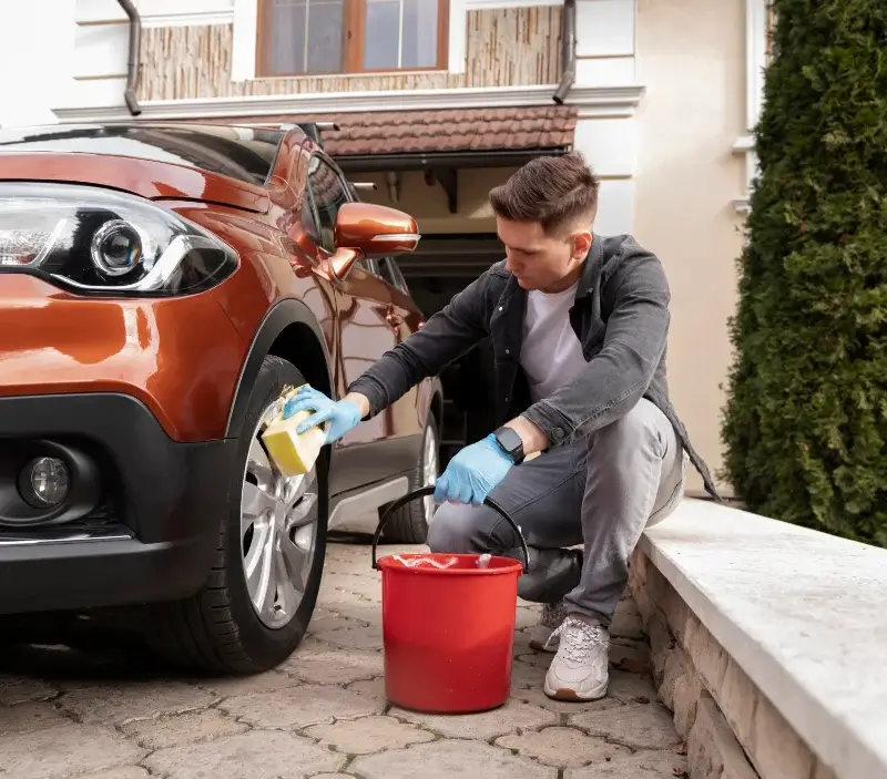 Lavage auto à domicile Tauxigny-Saint-Bauld : professionnel intervenant sur un véhicule